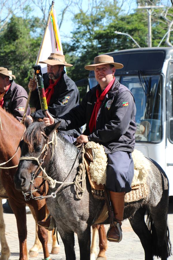 Centelha da Chama Crioula foi trazida de Cristal até Dois Irmãos, em um trajeto de quase 300 km a cavalo