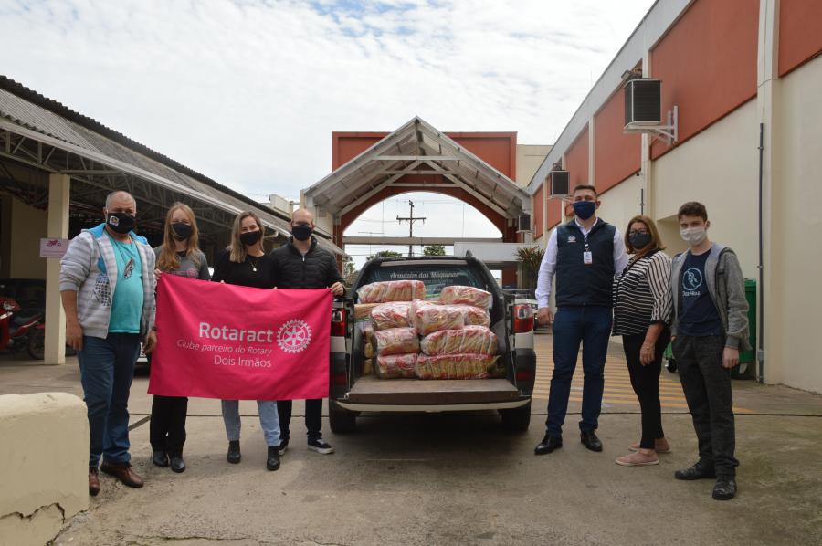 Cesar Luis Barbosa, dos Voluntários do Hospital; Danieli Werle, Bianca Johann e Eliandro Both, do Rotaract Club; Gustavo Kraemer, do Imec; e Neusa Meurer Hansen e Nicolas, dos Voluntários