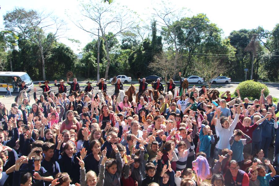 Chegada da centelha da Chama Crioula foi acompanhada por estudantes