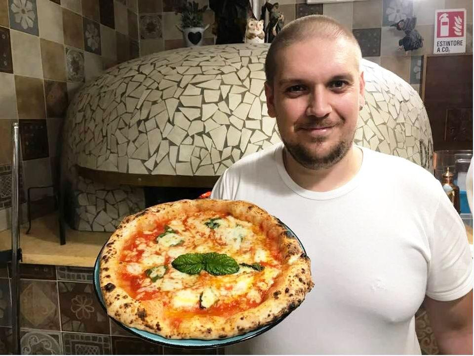 Por Alan Caldas (Nápoles - Itália) / Na foto, o pizzaiolo Domenico De Novellis, da pizzaria Alfredo