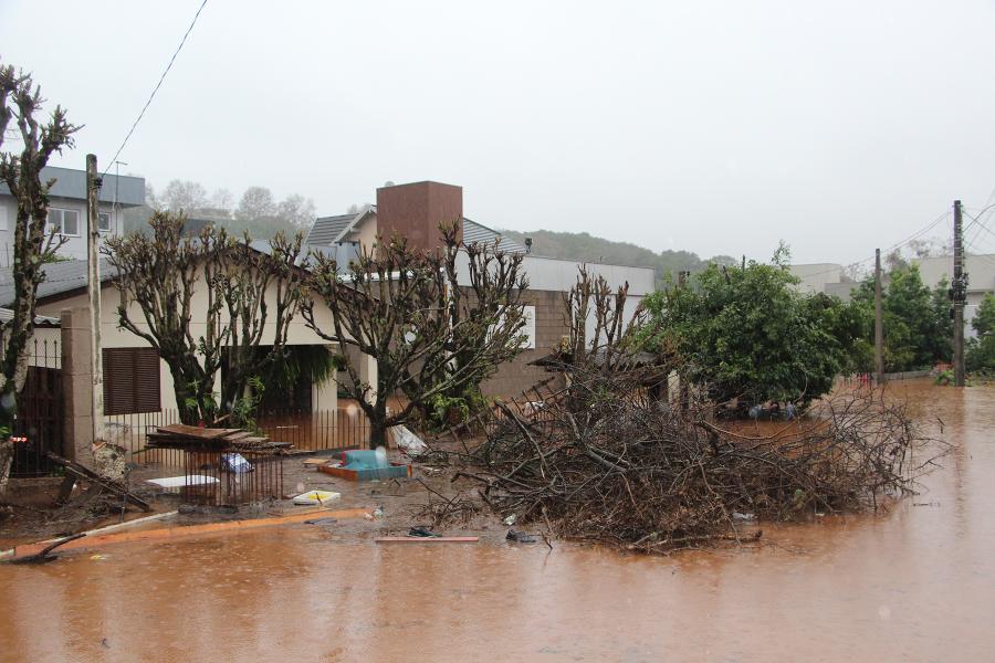 Chuva ininterrupta provocou muitos estragos
