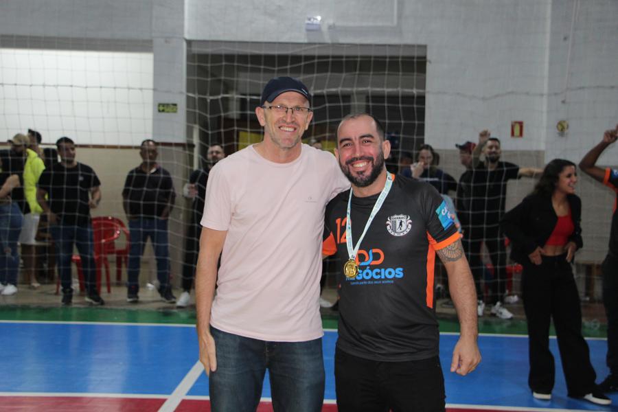 Cleiton foi eleito o melhor técnico do feminino