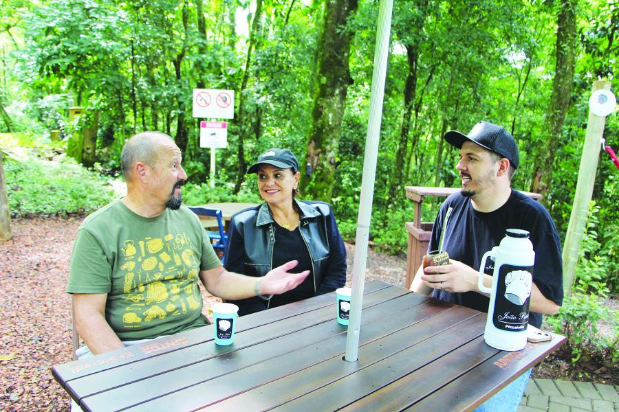 Clientes nas pizzarias, Luiz Henrique e Mara, de Porto Alegre, também prestigiam o espaço de João Peter em Morro Reuter