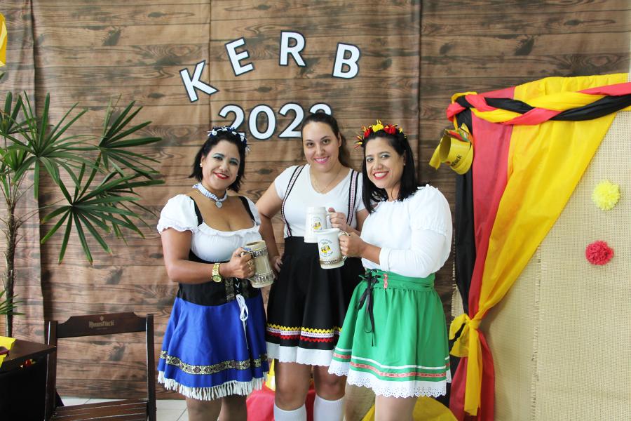 Colaboradoras da empresa, Sirlei, Elizandra e Simone foram trabalhar com trajes típicos nesta quarta-feira