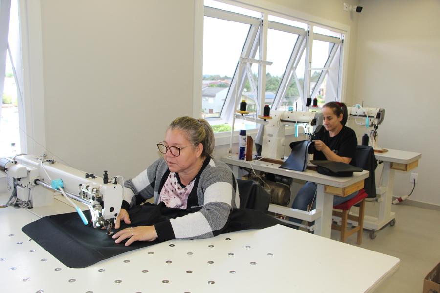 Colaboradores vão auxiliar na costura de toalhas e cobertas