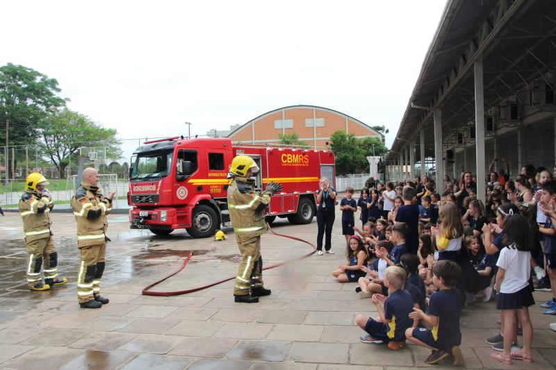 Bombeiros elogiaram a iniciativa da escola e o desempenho de colaboradores e alunos