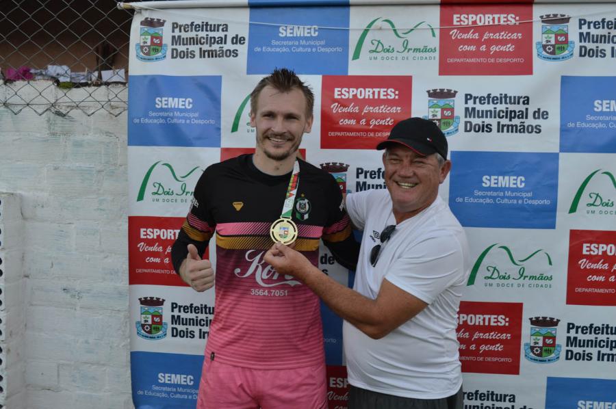 Colorido, goleiro menos vazado, foi premiado pelo vereador Sérgio Fink