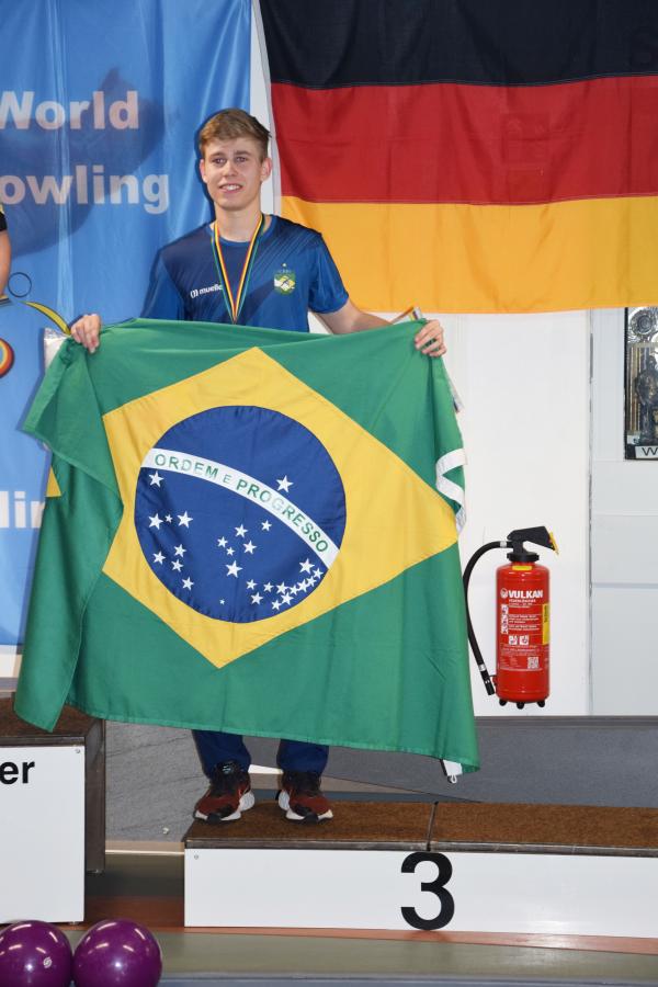 Com a bandeira do Brasil no pódio