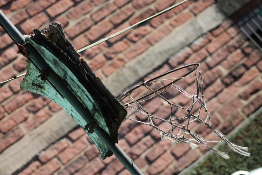 Com a prática esportiva limitada, até a tabela de basquete parece triste