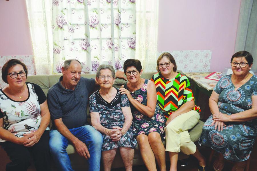 Com os filhos: Noêmia, Renato, Maria, Therezinha, Brunilde, Claudete