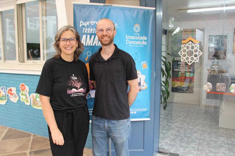 Vice-diretora e coordenadora pedagógica, Valéria Bauer Bender, com Daniel Frohlich, do marketing