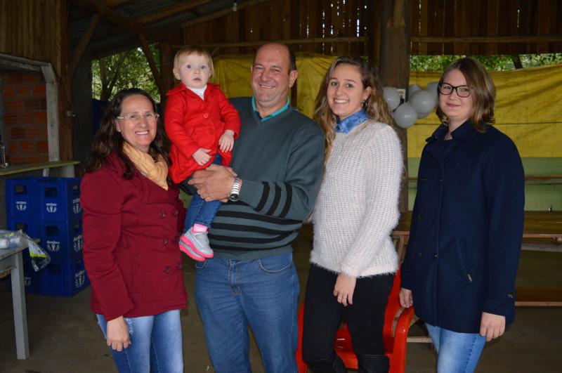 Claudimir com a neta Maria Luíza, a esposa Liane e as filhas Andressa e Ana Cláudia 