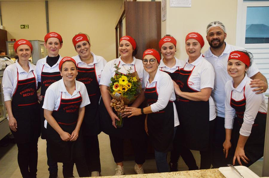 Com sorrisos largos, colaboradores receberam os primeiros clientes na tarde desta quarta-feira
