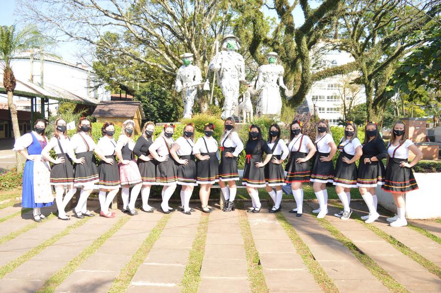 Com trajes típicos, colaboradoras da FADI também celebraram o Kerb 