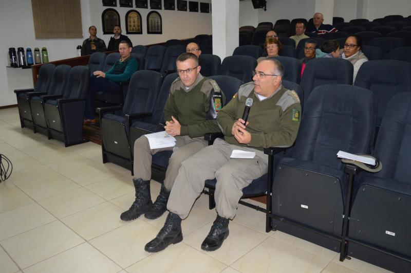 Tenente Elton e coronel Vitor Hugo estiveram na Câmara