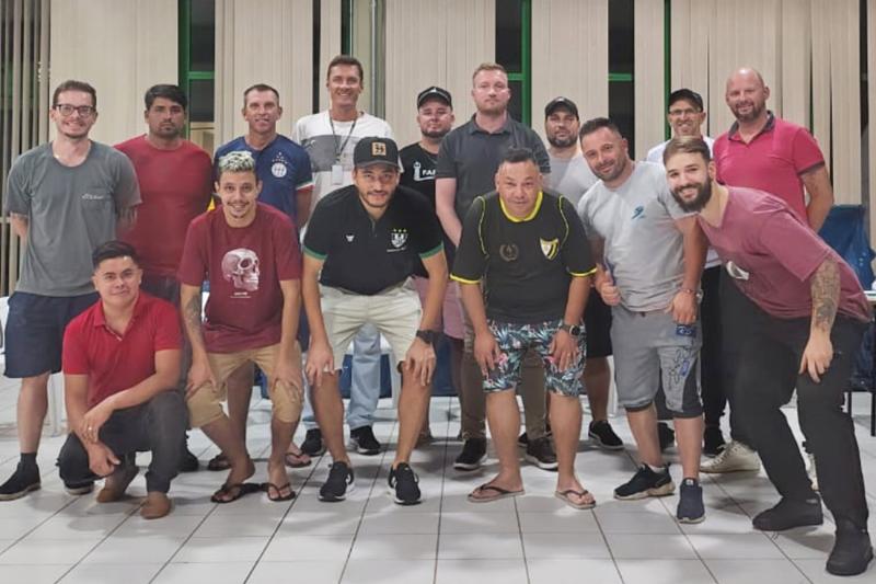 Representantes das equipes participaram de reunião técnica com o chefe do Departamento de Desporto, Marco Antônio Gallas, na quinta-feira (Foto: Divulgação PMDI)