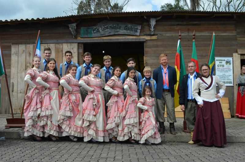 Invernada Juvenil do CTG Liberdade Gaúcha estreou novos trajes no feriado