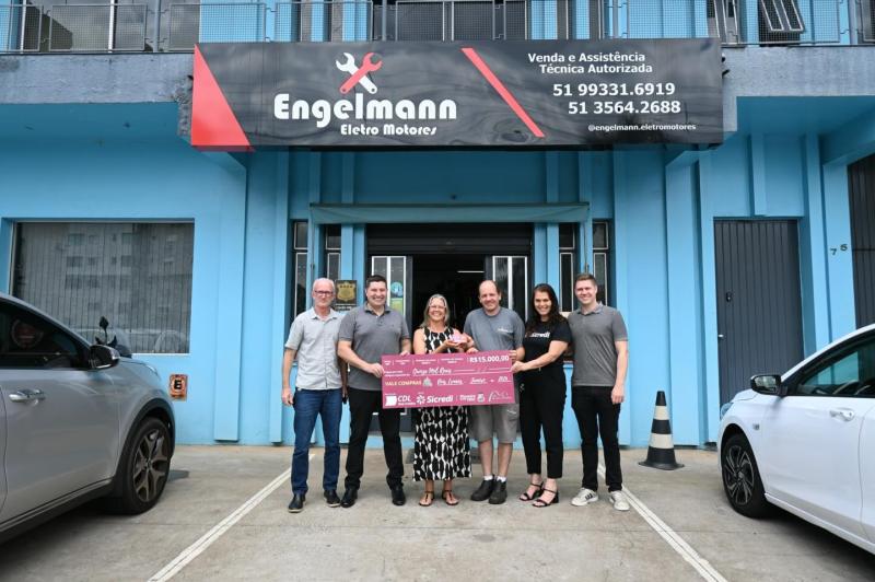 Prêmio principal, de R$ 15 mil, foi para Ana Denise Scheffel, que comprou na empresa Engelmann Eletro Motores (Fotos: Divulgação)