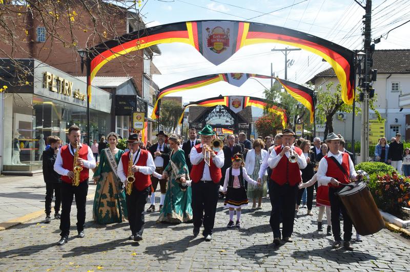 Bandinha típica puxou a procissão nesta quinta
