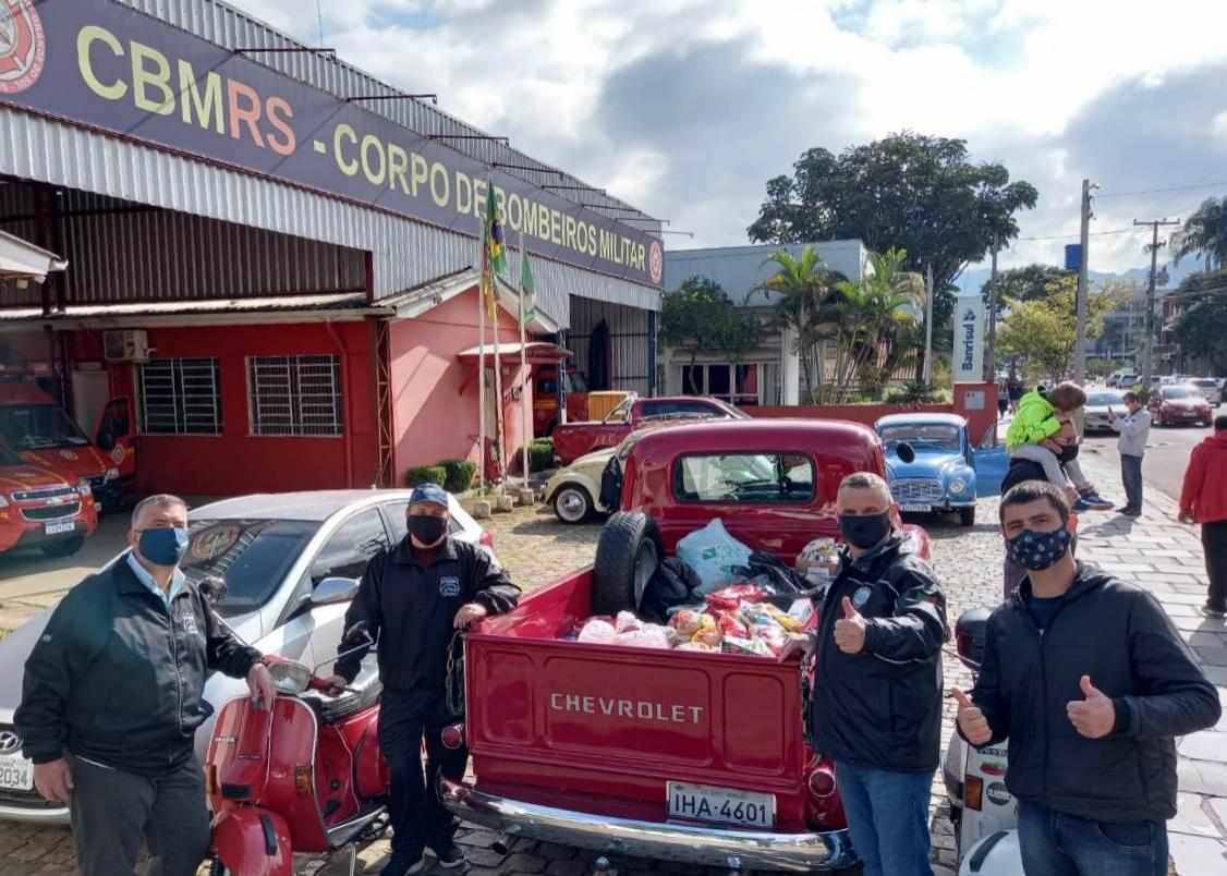 Em frente ao quartel do Corpo de Bombeiros, voluntários organizaram as doações