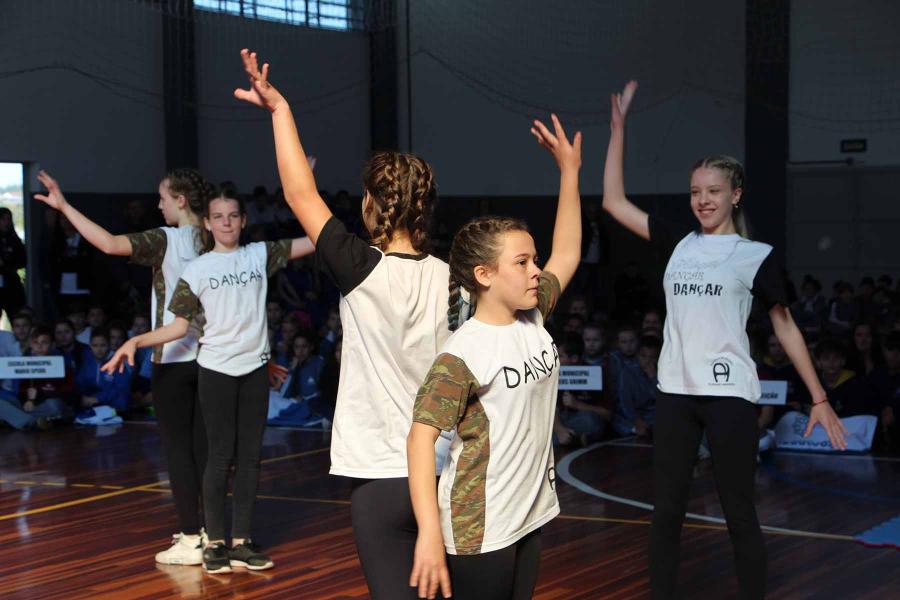 Coordenado pela professora Rosane Linck, grupo de danças da escola Albano Hansen abrilhantou a abertura