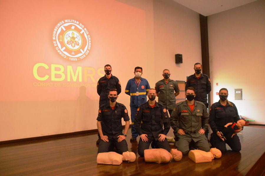 Coordenador da Brigada de Incêndio com os bombeiros