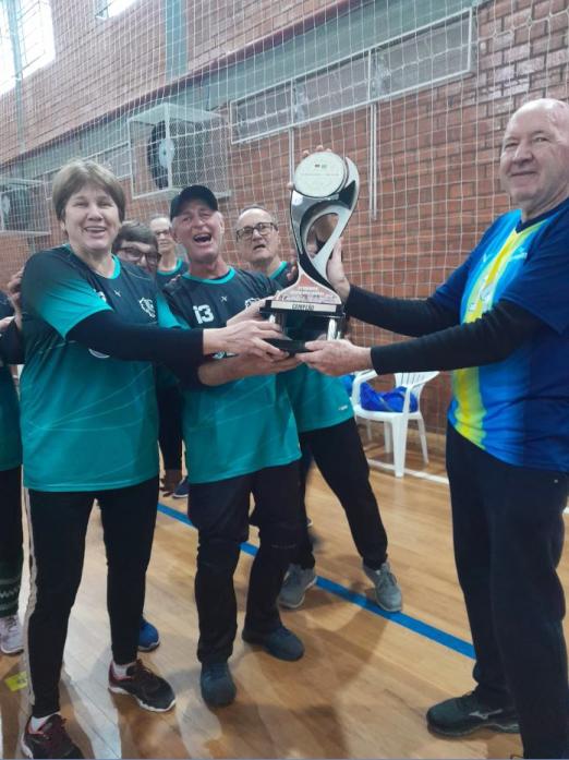 Coordenador do Grupo Câmbio Dois Irmãos, Alcido Schuster (à direita) entregou premiação para os campeões de Presidente Lucena 