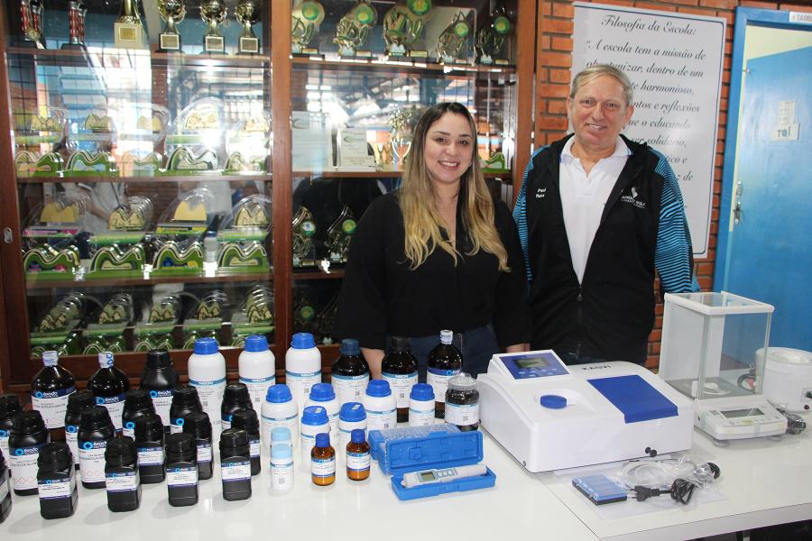 Coordenadora do curso de Química, Danieli, com o diretor Paulo Renato