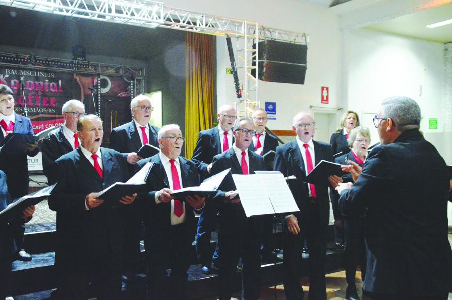 Coral Santa Cecília abriu as apresentações culturais