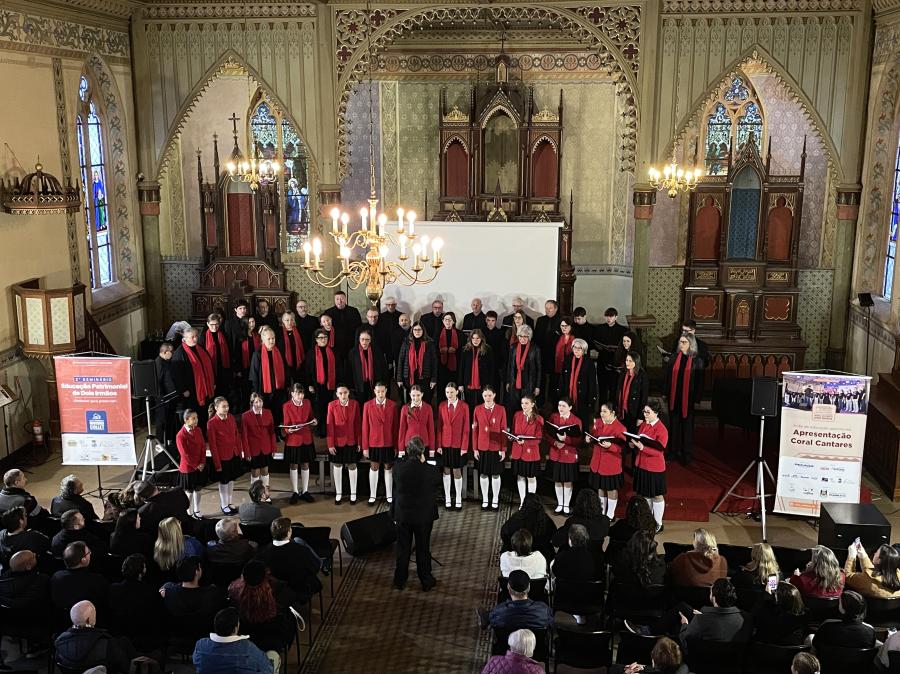 Coro Cantares se apresentou na abertura
