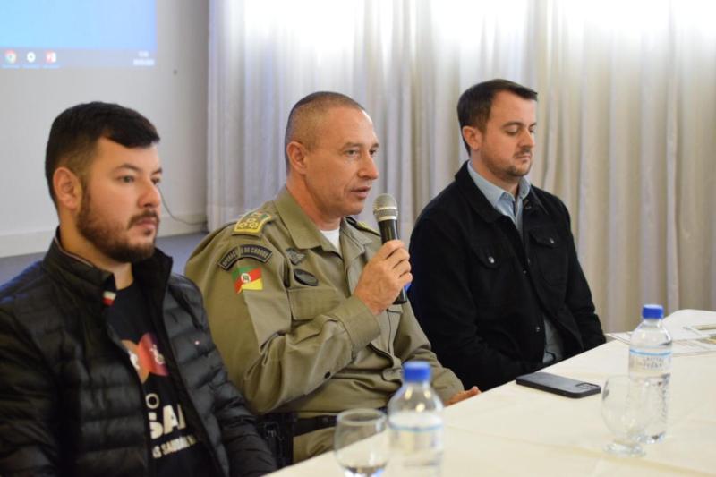 Comandante-geral da BM, coronel Cláudio dos Santos Feoli, com os prefeitos Diego e Jerri