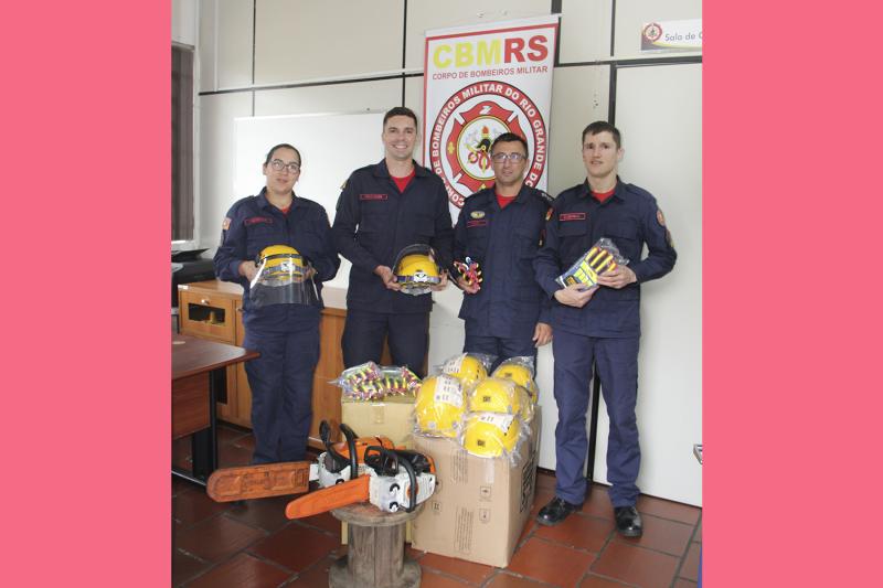 Soldado Andressa, soldado Trojahn, tenente Napp e soldado Guerra com os novos equipamentos