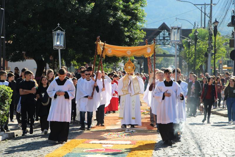 Missa e procissão lotaram o Centro de Dois Irmãos