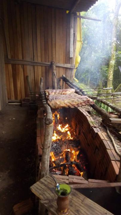 Costelão sendo preparado no CTG Liberdade Gaúcha