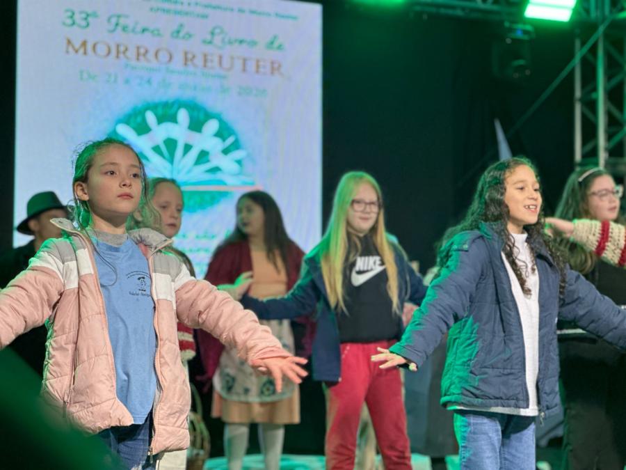 Crianças fizeram bonito no palco da Feira do Livro