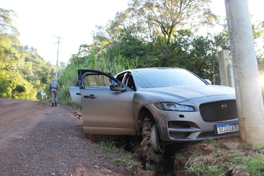 Criminosos abandonaram carro da vítima