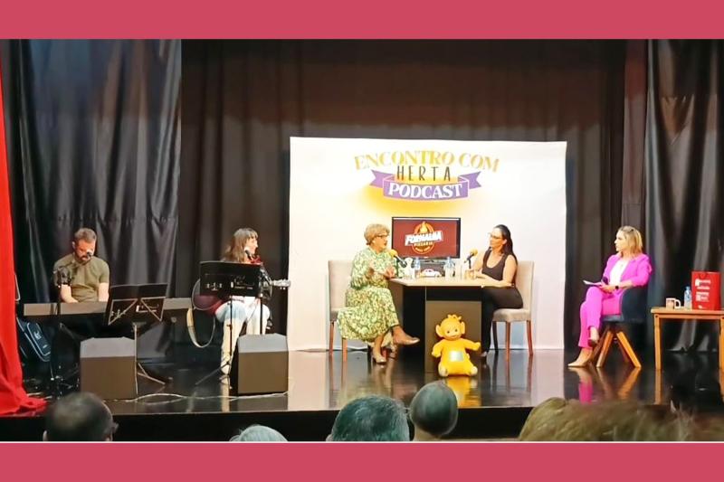 No palco: Alexandre, Andréia, Herta, Priscila e Carolina