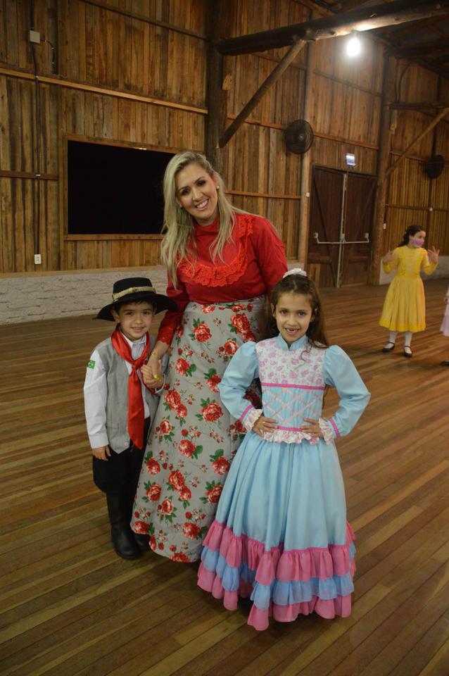 Daiane Bieleski com os filhos Bernardo e Sophia