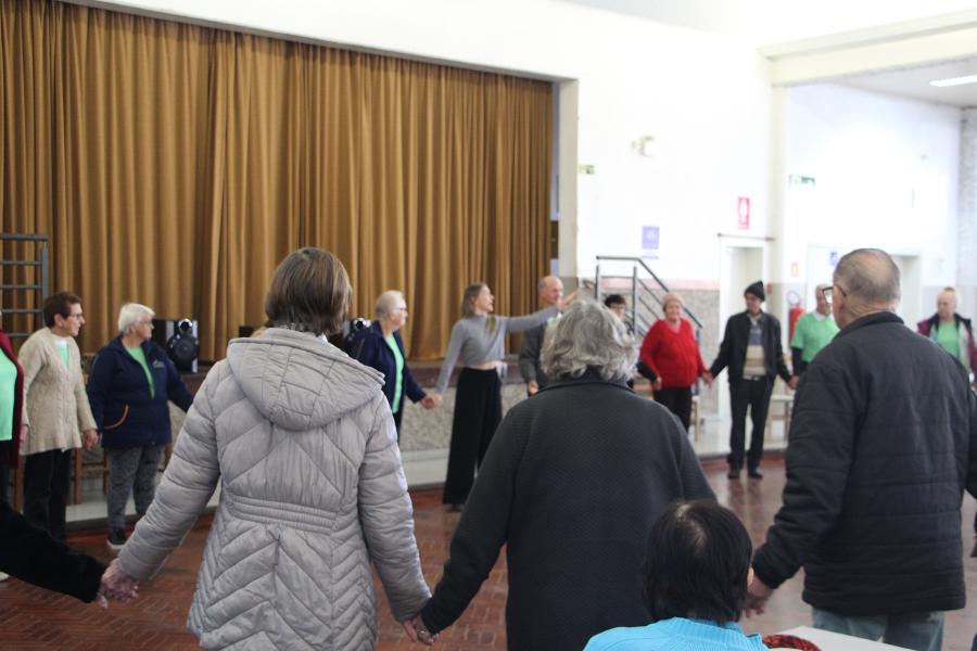 Dança circular movimentou os integrantes do Clube Reviver