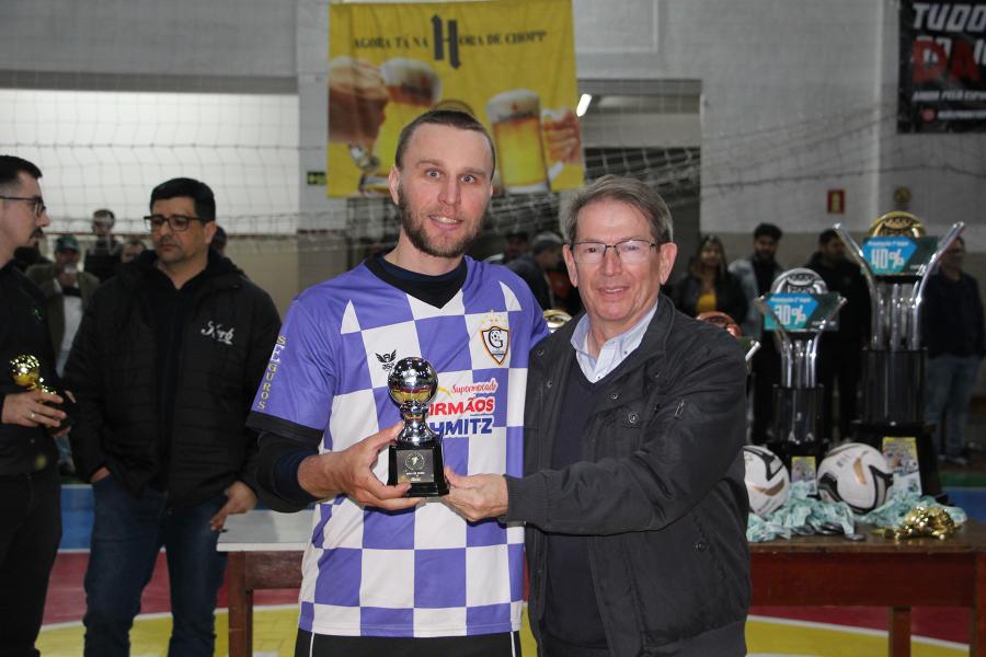 Dani, do Expressinho Gunners, recebeu de Juarez o troféu de Bola de Prata