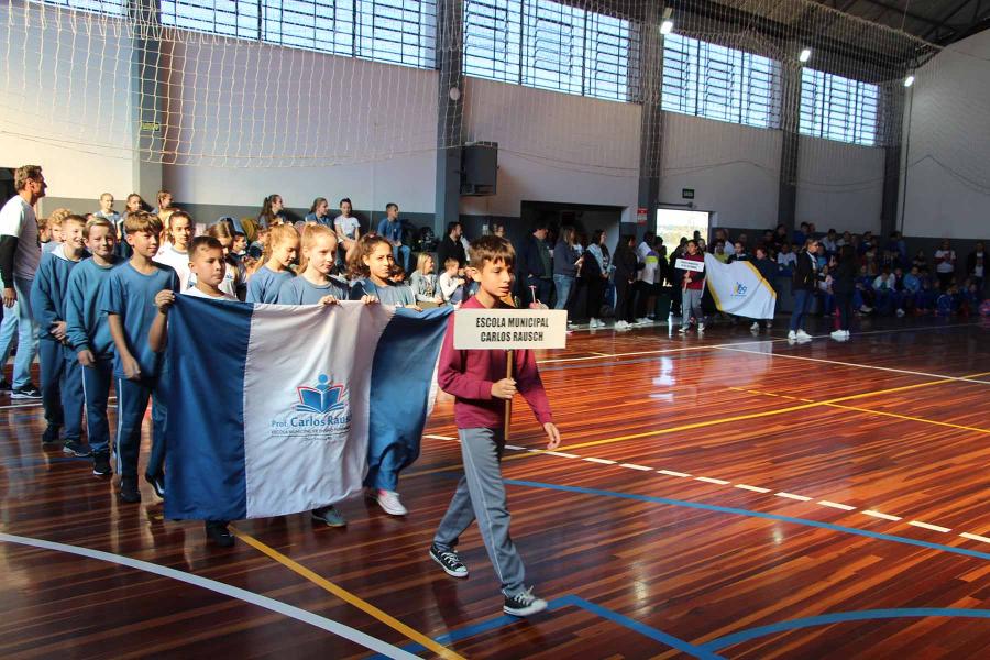 Delegações das escolas participaram da abertura nesta terça