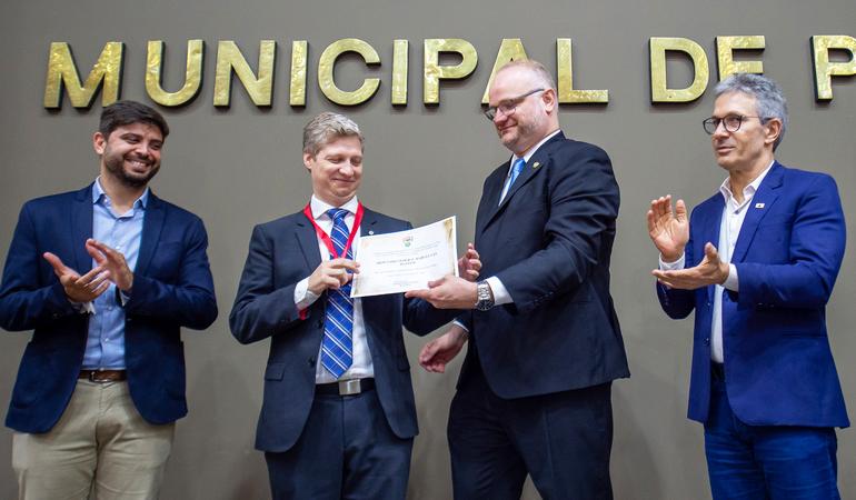 Deputado dois-irmonense Marcel van Hattem recebe Comenda Porto do Sol