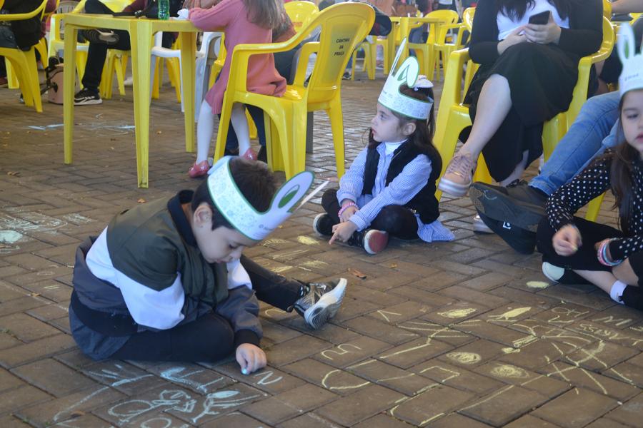 Desenhos feitos com giz decoraram o chão da praça