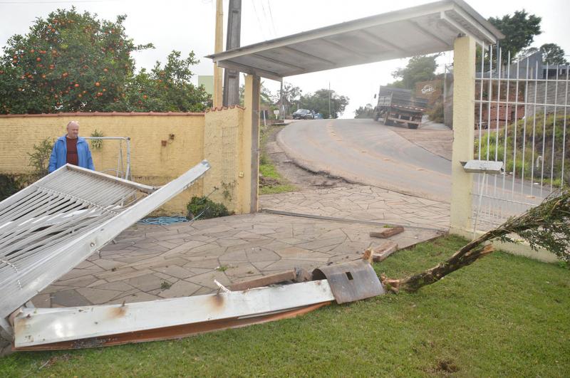 Carro destruiu portão e muro da residência