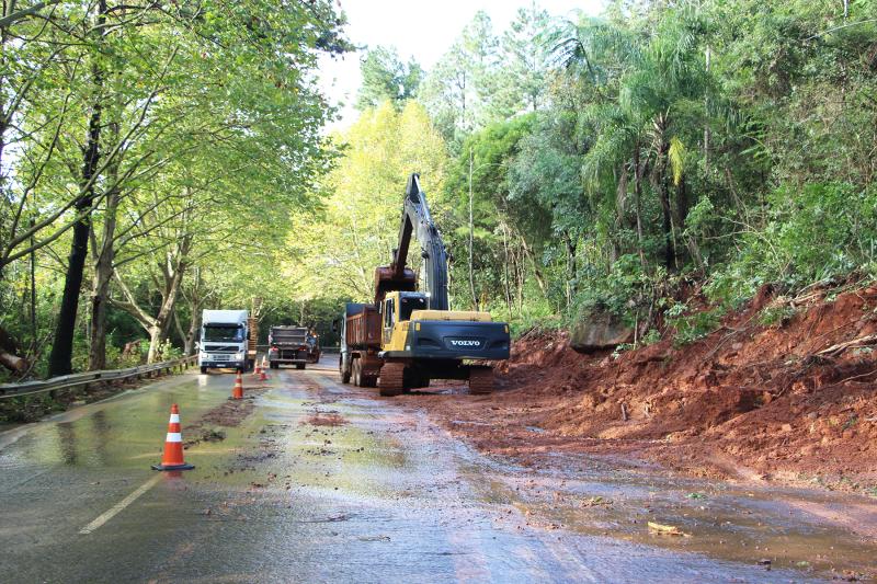 Trabalho continuou na manhã desta terça