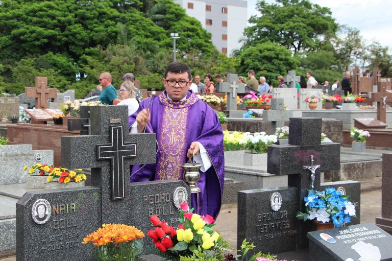 Padre Alexsandro realizou a bênção das sepulturas no Católico do Centro de Dois Irmãos