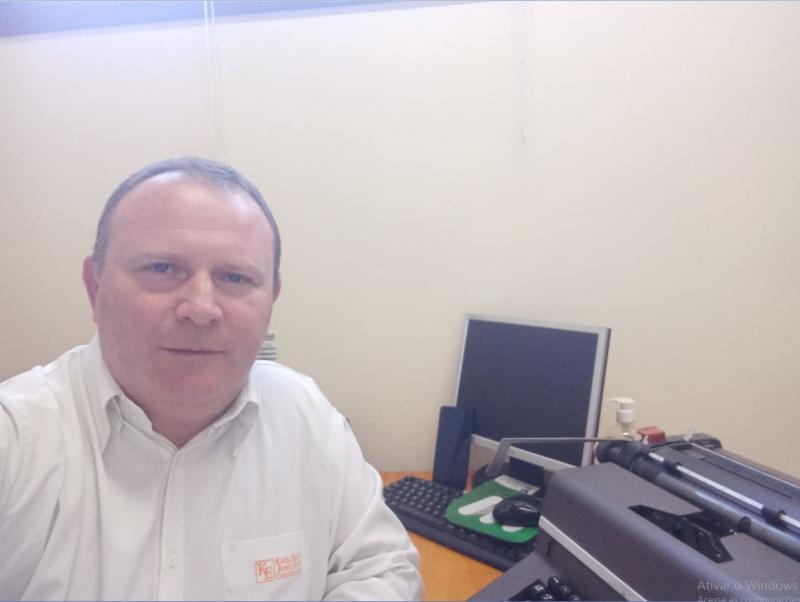 Giovani André Eich: “A imagem é uma referência a atividade, com a máquina de escrever, computador e por fim celular que revela a evolução da informação e tecnologia de nossa atividade”