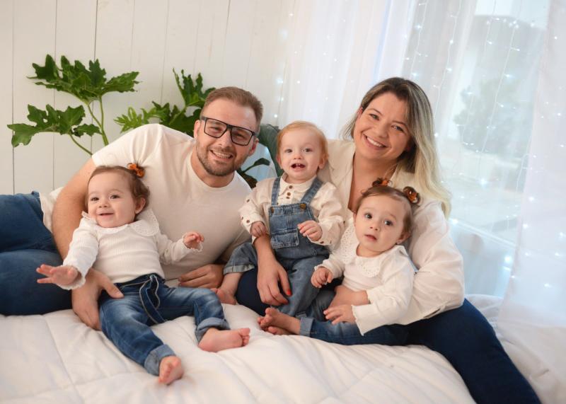 Felipe Eduardo Alles e Djéssica Bueno com os trigêmeos José Felipe, Maria Alice e Maria Clara (Fotos: Arquivo pessoal)