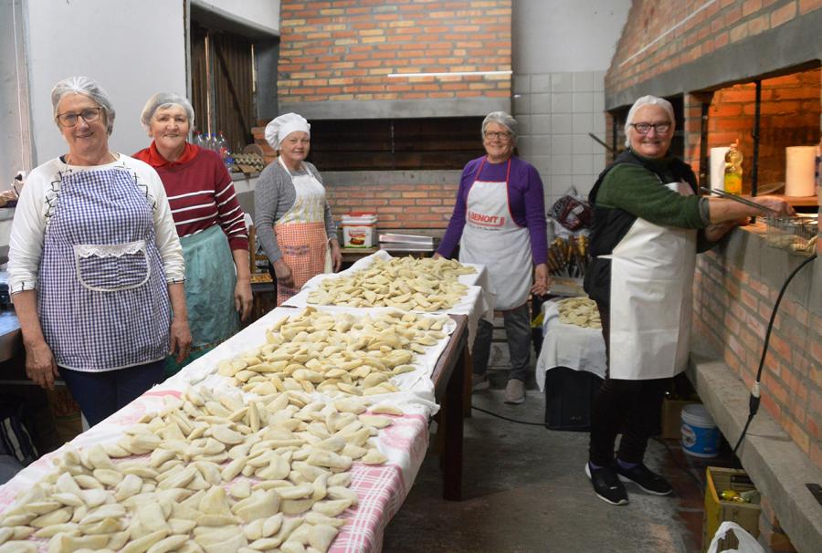 Divididos em grupos, voluntários ajudaram no preparo dos doces e salgados