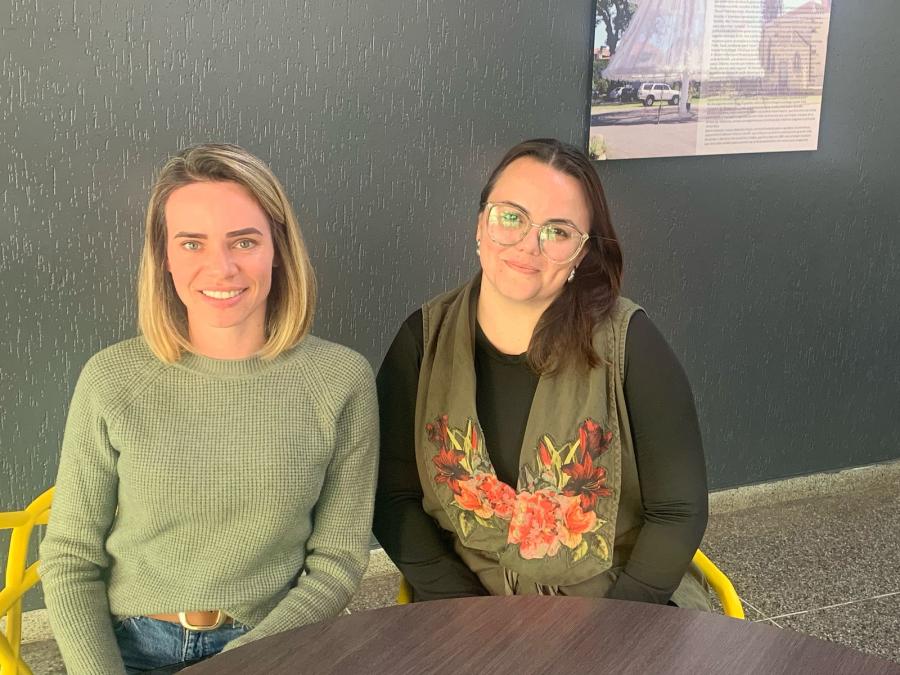 Djenifer Kronbauer e Jéssica Johann estiveram no JDI para convidar a comunidade